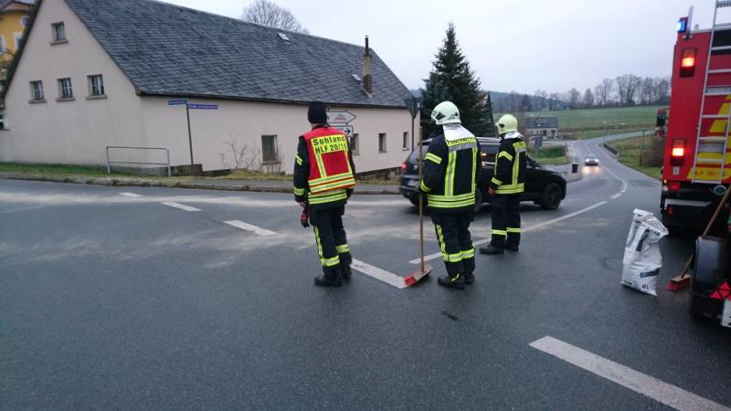 Lange Ölspur beschäftigt Feuerwehren im Oberland
