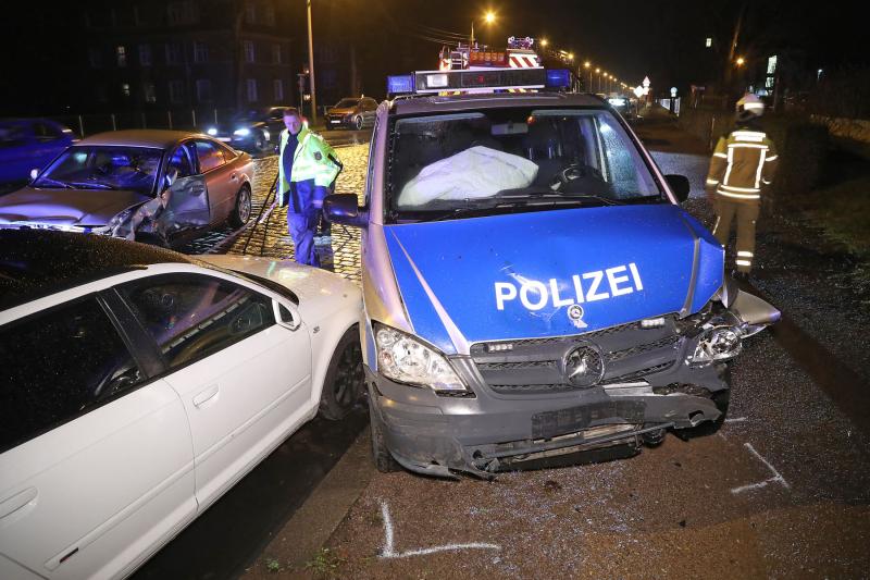 Polizeiauto kracht in wendenden Audi