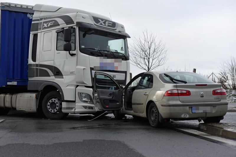 Vorfahrtscrash: Sattelzug prallt in Renault