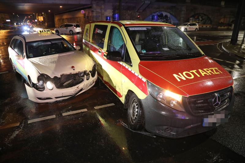 Taxi kollidiert mit Notarztfahrzeug im Einsatz