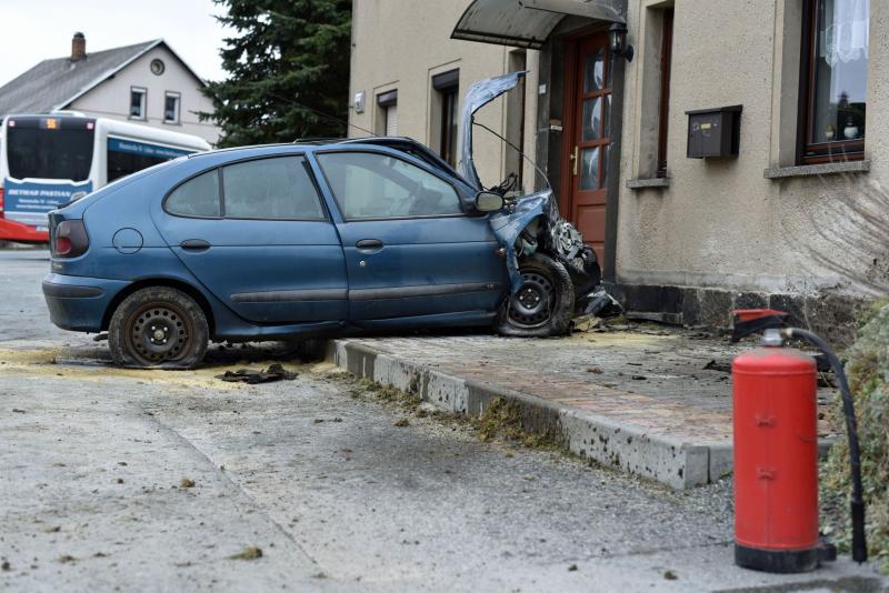 Renault brettert in Hauswand: Fahrer schwer verletzt