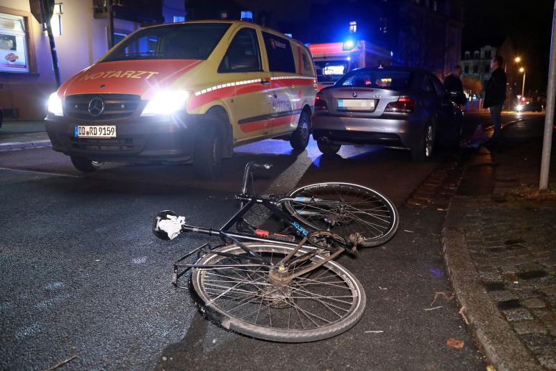 PKW kollidiert mit Radfahrer  1 Schwerverletzter
