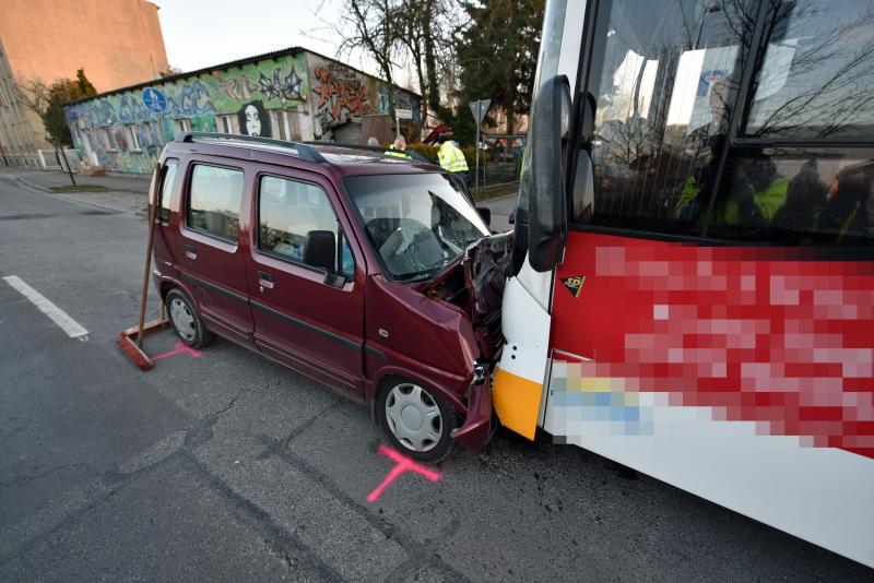 Suzuki kracht frontal in Linienbus: Mindestens zwei Verletzte