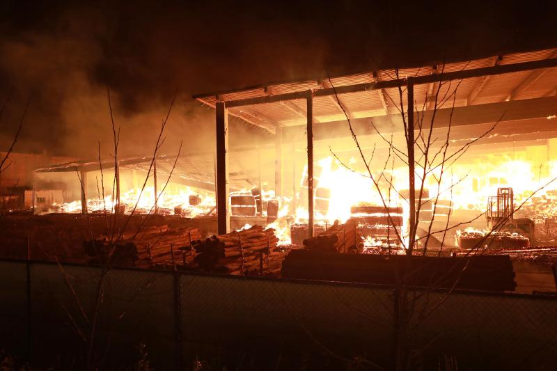 Schon wieder Großbrand  Holzhandel geht in Flammen auf
