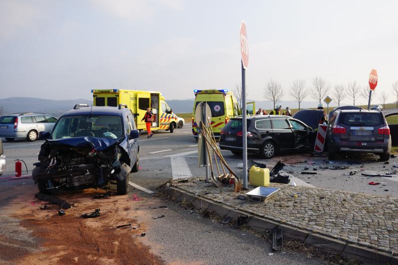 Unfall mit 3 Fahrzeugen und 4 Verletzten