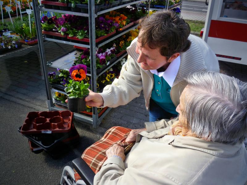 Wochenmarkt am Wasserturm: beliebter Treffpunkt für Senioren