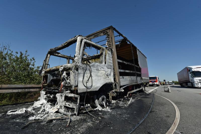 LKW fängt wärend der Fahrt Feuer: Autobahn 4 voll gesperrt