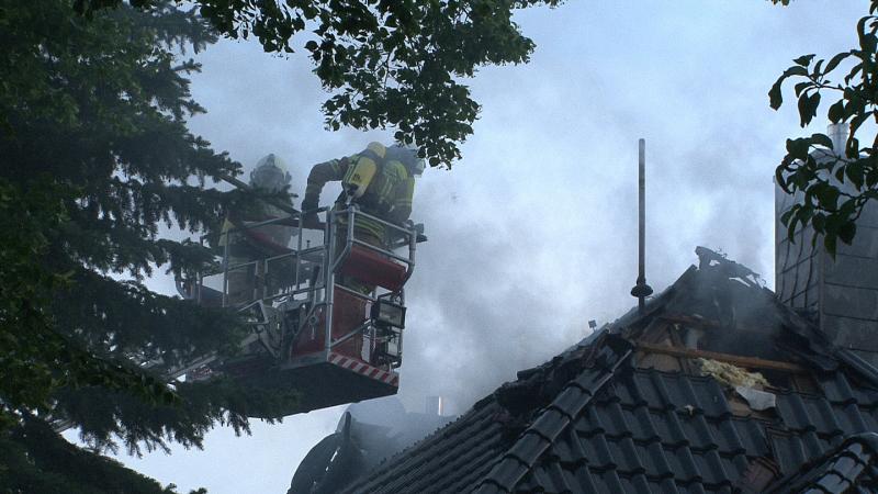 Dachstuhlbrand in Mehrfamilienhaus