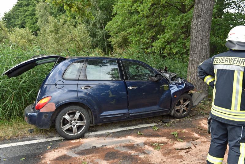 Chrysler kracht frontal gegen Baum: Fahrer schwer verletzt