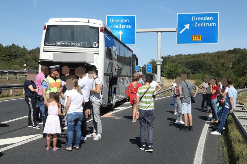 Havarierter Reisebus blockiert Autobahnausfahrt