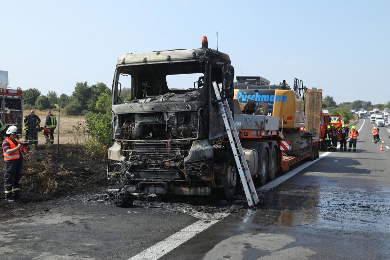 LKW auf Autobahn ausgebrannt