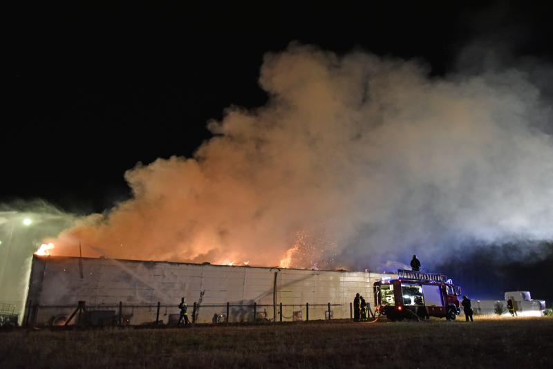 Großbrand  LPG-Lagerhalle steht in Flammen