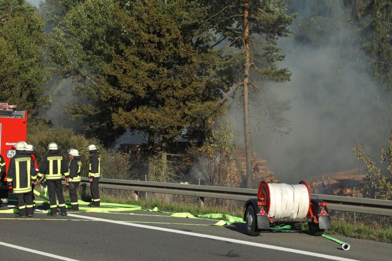 Waldbrand führt zu Vollsperrung der Autobahn