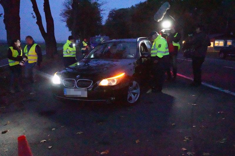 Polizei kontrolliert Beleuchtung an Fahrzeugen