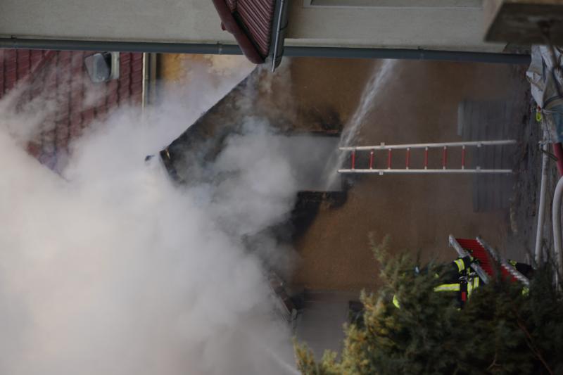 Großalarm  Schuppenbrand greift teilweise auf Wohnhaus über