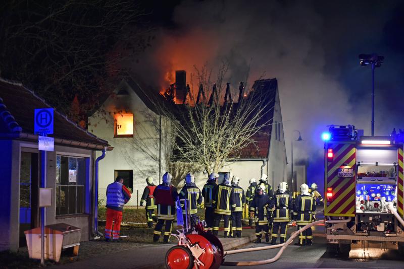 Wohnhaus steht lichterloh in Flammen: Großaufgebot der Feuerwehr rückt an