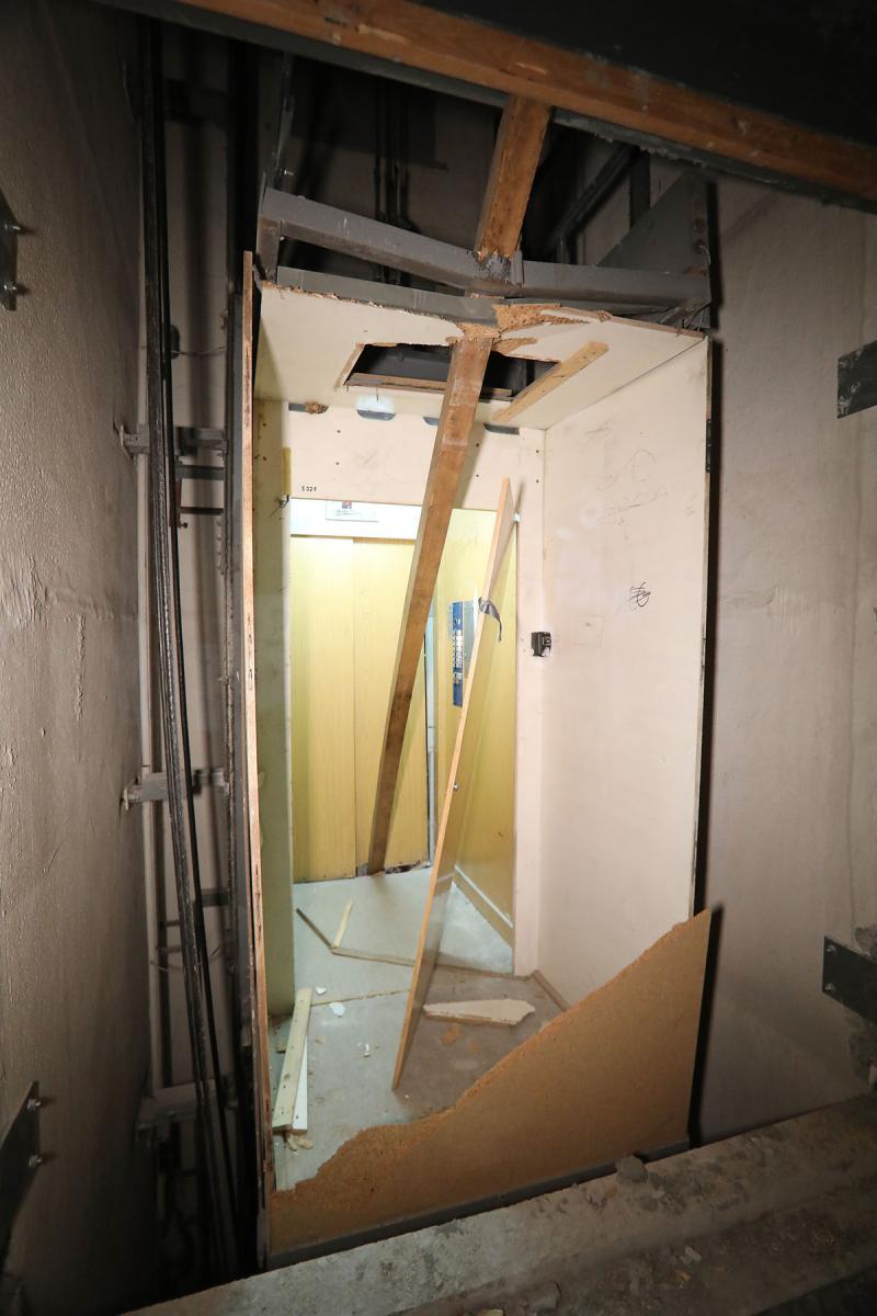 Holzbalken stoppt Aufzug in Wohnhaus