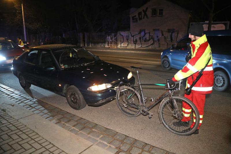 Betrunkener Autofahrer nimmt Radfahrer auf der Motorhaube mit