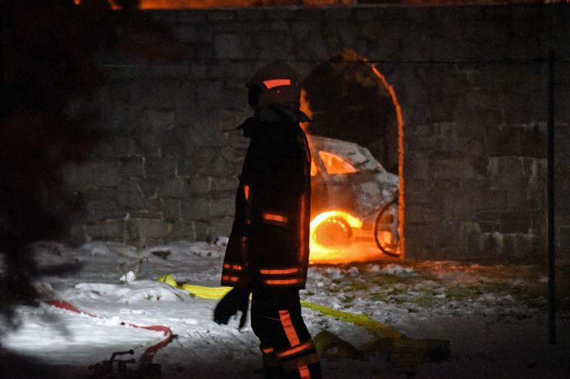 PKW brennt in Hinterhof: Feuerwehr verhindert schlimmeres