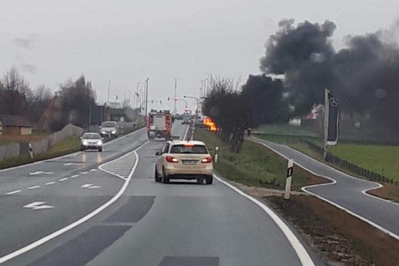 Gas-Auto fängt Feuer und brennt aus 