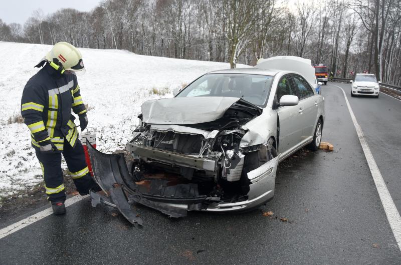 Unfall nach Fahrfehler  Beifahrerin leicht verletzt
