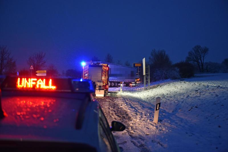 LKW rutscht auf schneebedeckter Straße in Graben