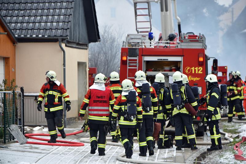 Nebengebäude steht in Flammen: Feuerwehr verhindert Schlimmeres