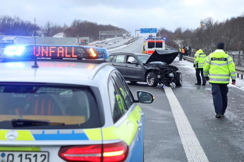 BMW schleudert auf der Autobahn in Leitplanke: 2 Verletzte