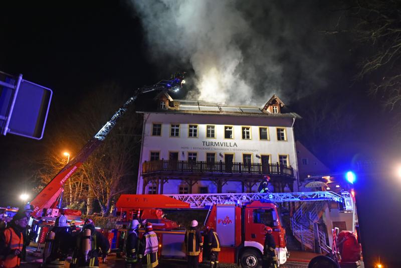 Drehleiter kaputt: Dachstuhl von Restaurant & Hotel brennt ab