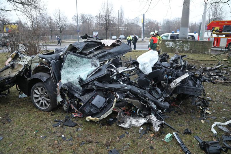 Infoupdate: BMW prallte mit hoher Geschwindigkeit gegen einen Baum  1 Toter