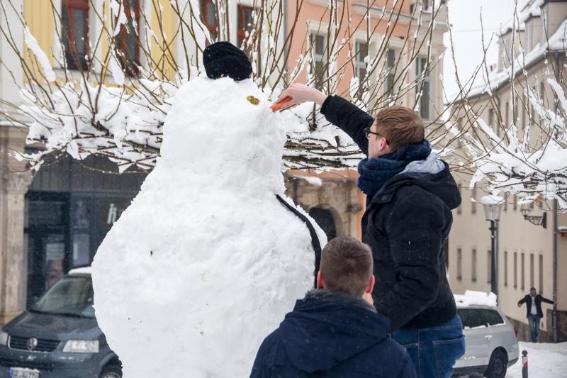 Schnee ärgert Autofahrer und freut Familien und Studenten
