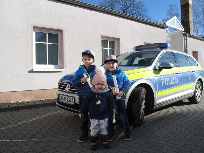 Lou Edda, Marius und Emil zu Besuch im Polizeirevier