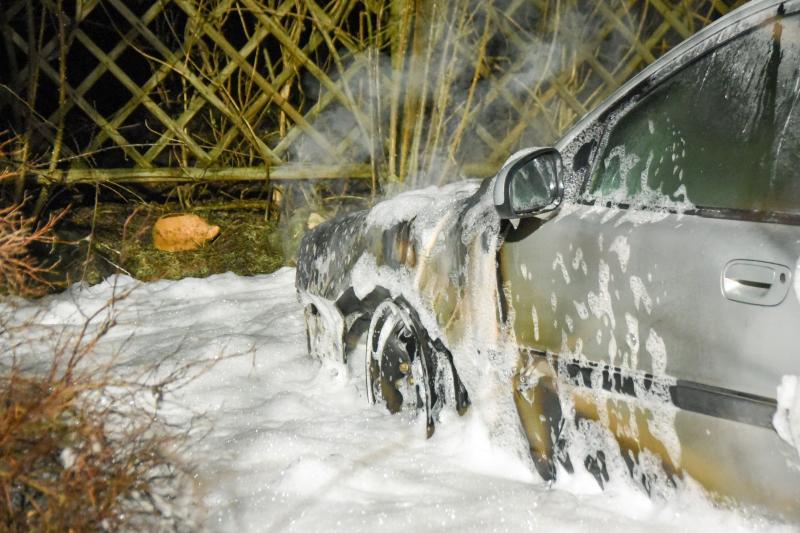 Volvo geht in Flammen auf: Feuerwehr verhindert Schlimmeres