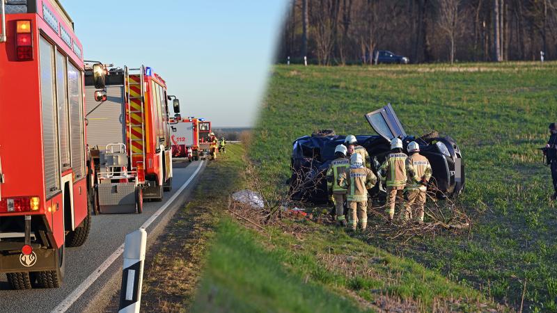 Dacia kommt von Straße ab und stürzt Abhang hinunter: Fahrer verletzt