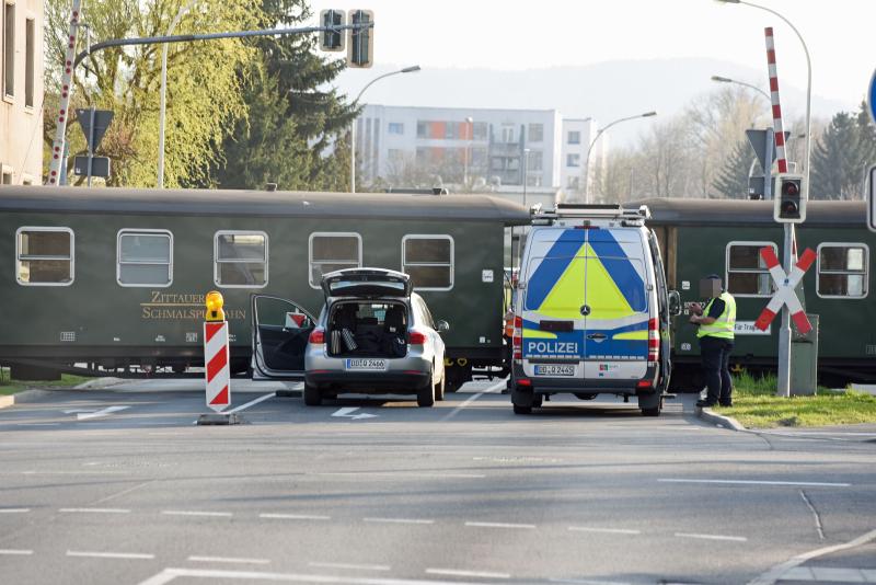 Streifenwagen kollidiert mit Schmalspurbahn: Stundenlange Sperrung