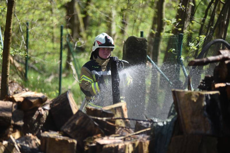Vorzeitiges Maifeuer: Unbekannte zünden Holzstapel in Wald an