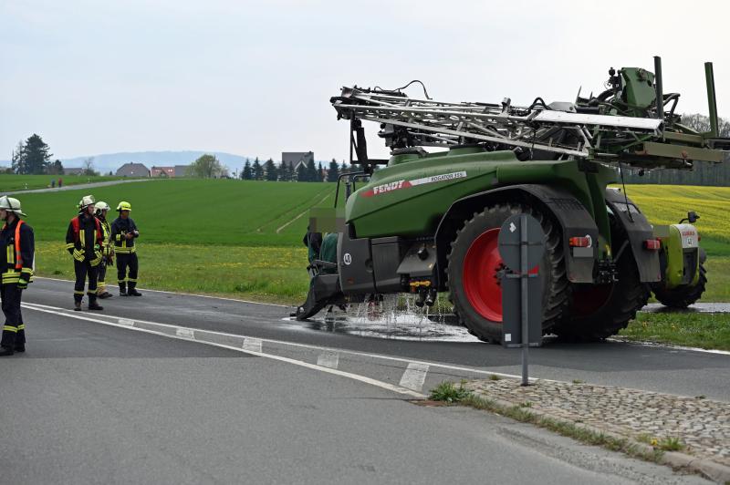 Traktoranhänger kippt um: 1.500 Liter Pflanzenschutzmittel laufen aus