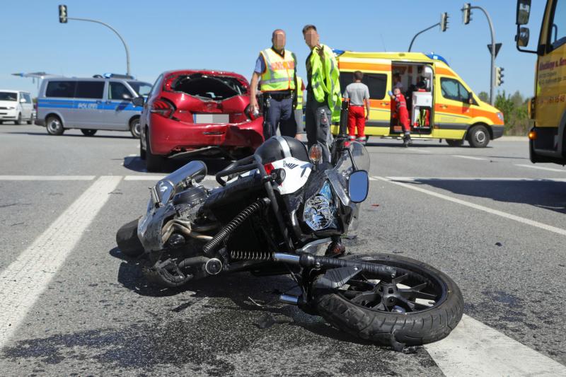 Motorrad prallte auf Kleinwagen  1 Schwerverletzter
