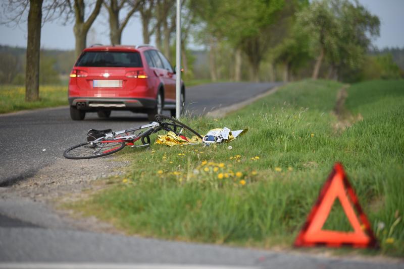 PKW missachtet Vorfahrt: Rennradfahrer schwer verletzt 