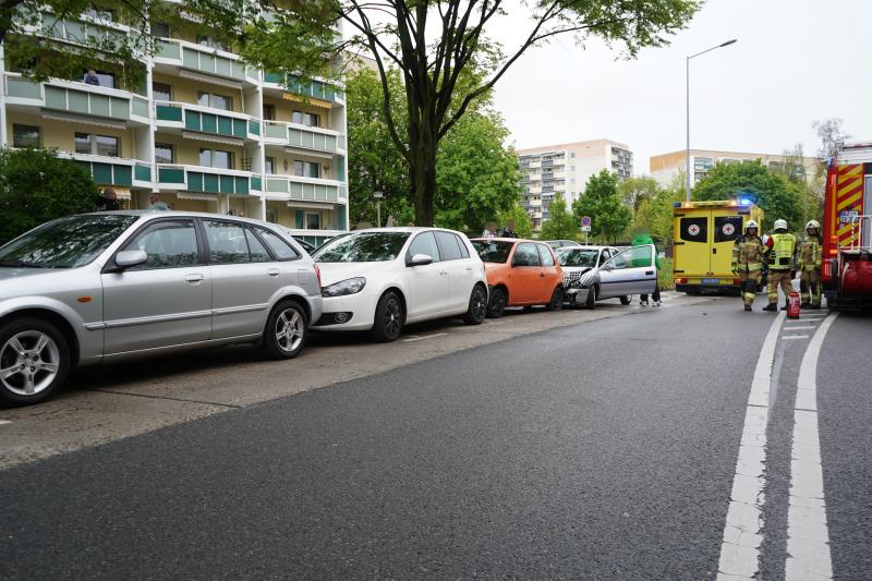 Opel kracht in parkende Fahrzeuge  Kind verletzt