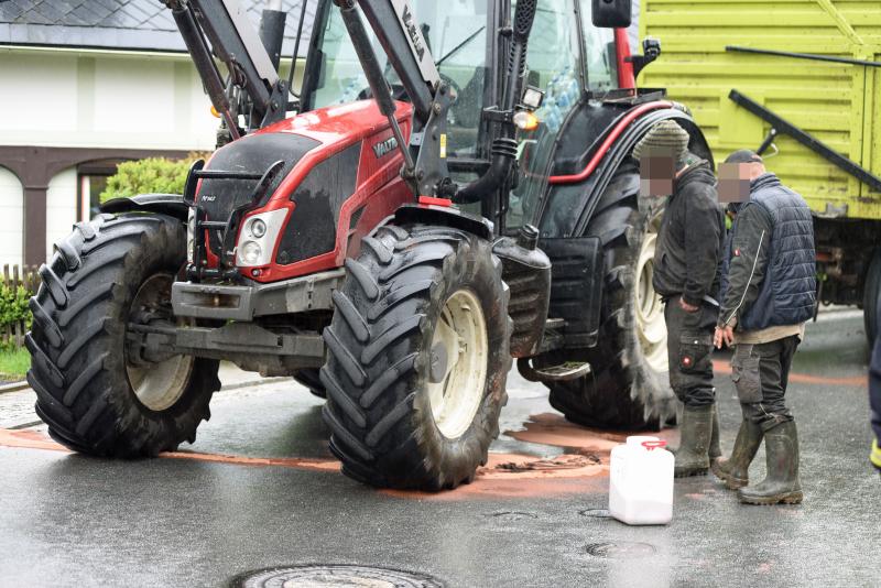 Technischer Defekt: Traktor sorgt für lange Ölspur