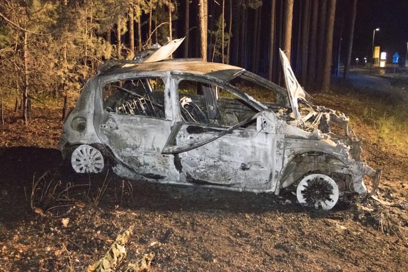 Illegal durch den Wald abgekürzt  Dann fing das Auto an zu brennen