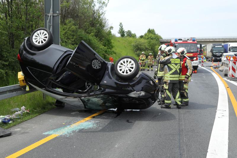 PKW auf der Autobahn überschlagen  2 Verletzte
