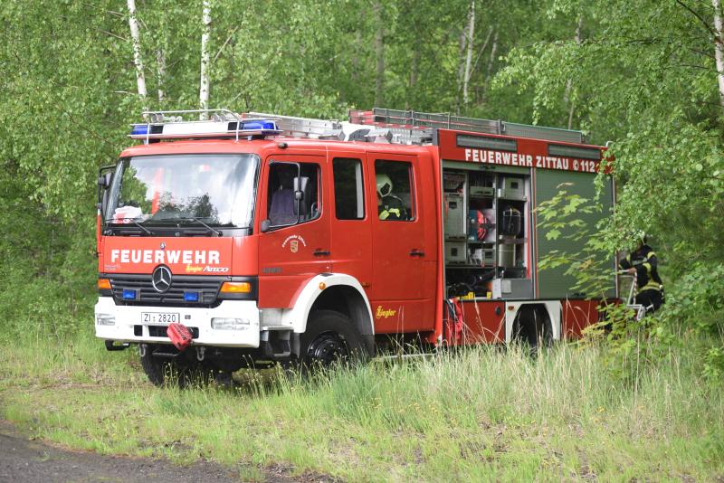 Feuerwehr löscht Waldbodenbrand