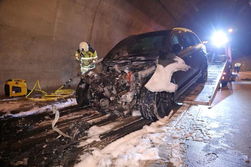 PKW ging im Autobahntunnel in Flammen auf