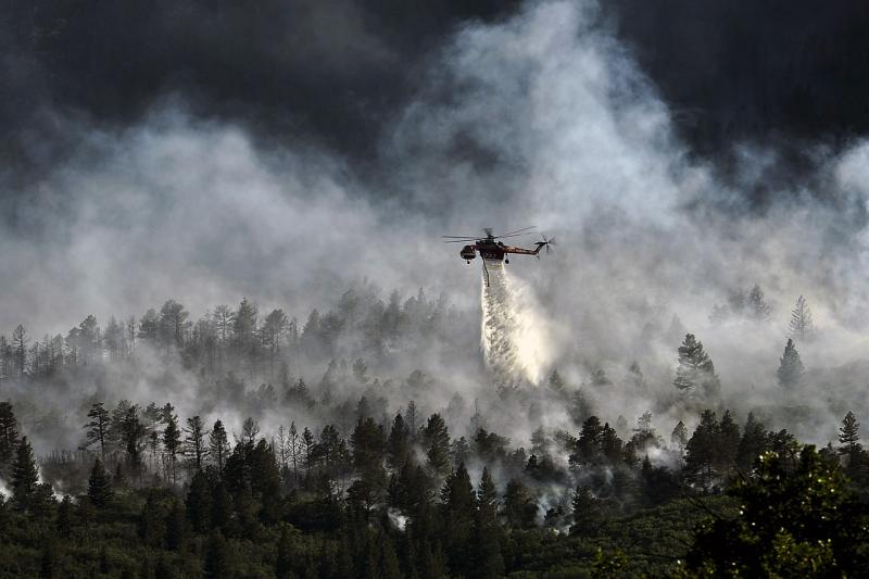 Waldbrände mit Löschhubschraubern wirksamer bekämpfen