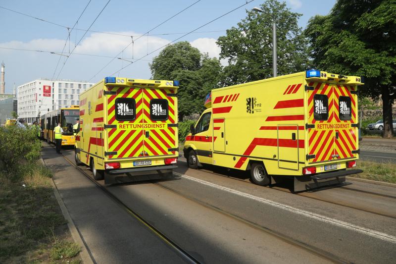 Fußgängerin von Linienbus angefahren  10 Verletzte nach Notbremsung