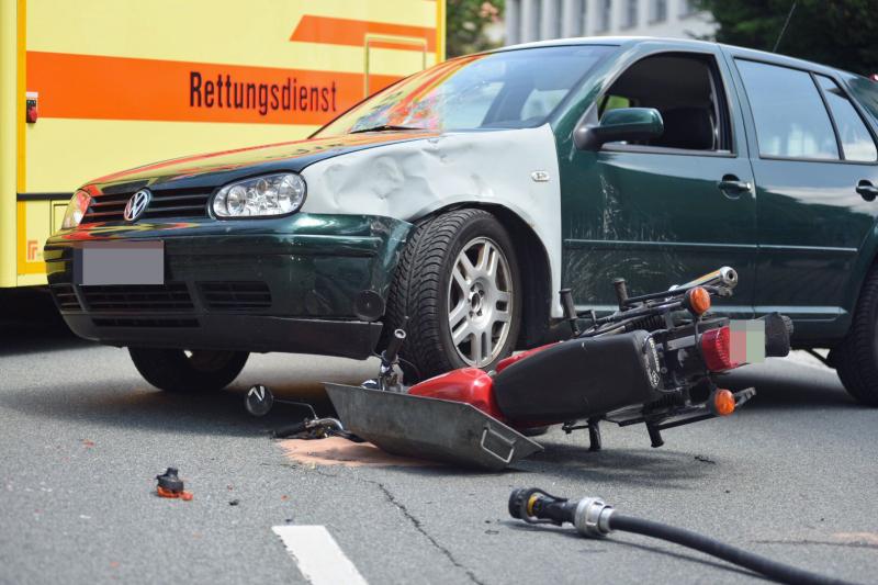 VW übersieht Krad: Zwei Personen leicht verletzt