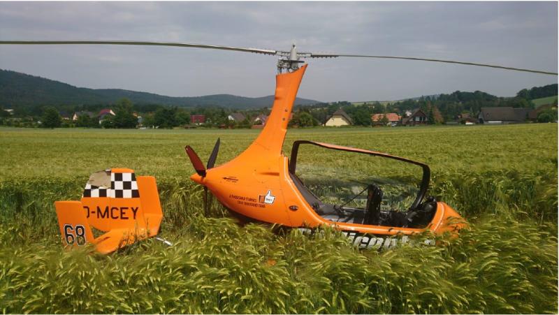 Helikopter muss im Getreidefeld notlanden
