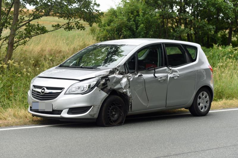 PKW streift LKW im Gegenverkehr: Fahrerin leicht verletzt